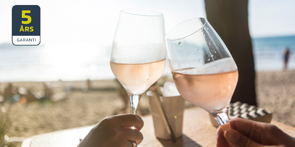 Lang garanti To vinglas fyldt med rosévin som skåles med