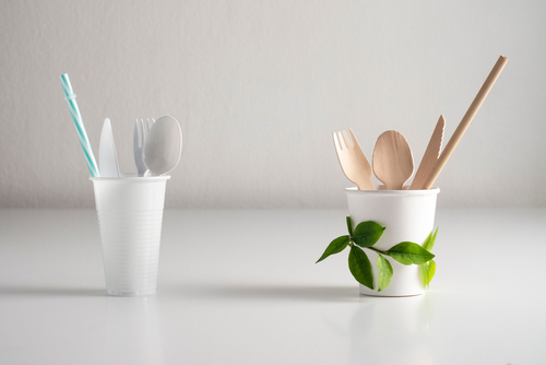 Bæredygtige produkter To kopper på et bord med bestik i udsmykket med planter