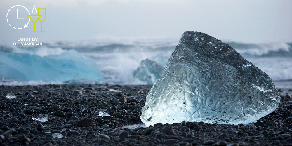 Lang holdbarhed Isklump på stenunderlag med havis i baggrunden