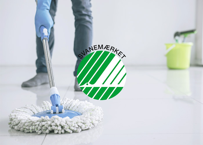 Svanemærket En mand der vasker gulvet med en moppe